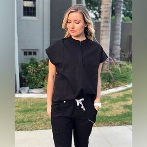 Figs Technical Collection Rafaela scrub top in black sz med